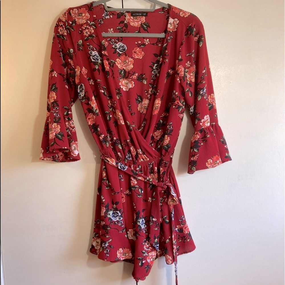 Cotton On: Flouncy Red Romper V Neck Sleeves in Floral Pattern Size Small